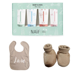 Baby's Favourite | Newbornset | Slabbetje met naam, bijpassende Slofjes en Naïf mini setje | Sand
